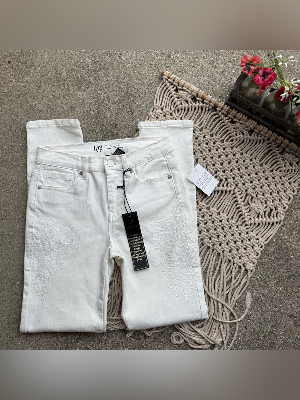 NWT - DG2 Embroidered White Skinny Jeans Size 2